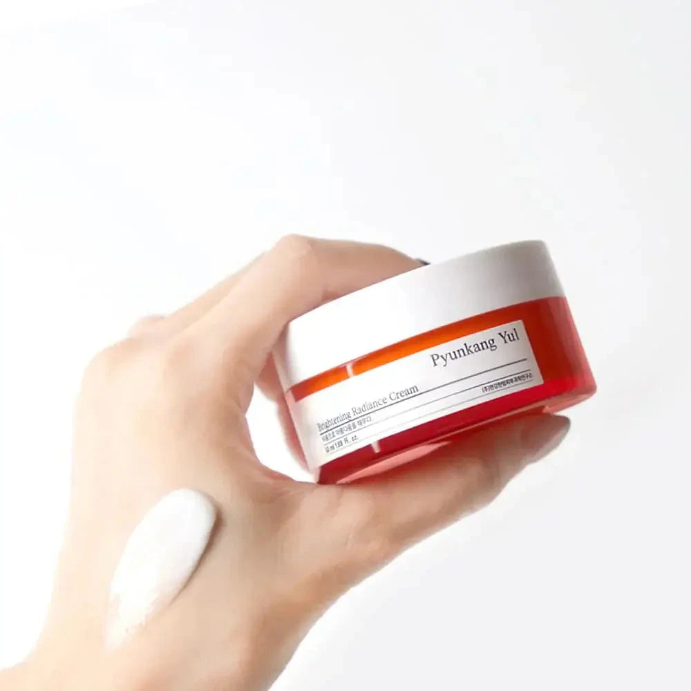 Balinošs un barojošs krēms mirdzuma piešķiršanai ādai Pyunkang Yul Brightening Radiance Cream