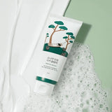 Nomierinošs sejas mazgāšanas līdzeklis Round Lab Pine Calming Cica Cleanser
